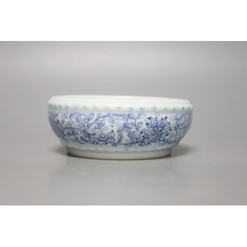 A small Chinese blue and white water bowl, diameter 11cm ...