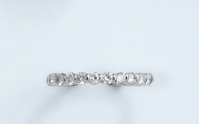 ALLIANCE AMERICAINE en or blanc (750), sertie de 24 diamants taille brillant. (Environ 2,4 ct)...