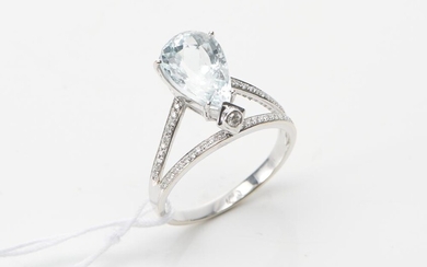 AN AQUAMARINE AND DIAMOND DRESS RING, THE PEAR CUT AQUAMARINE ESTIMATED 2.90CTS, IN18CT WHITE GOLD, SIZE N, 3.1GMS