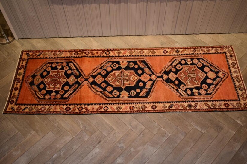 AN EXTRA-WIDE TRIBAL PERSIAN NAHAVAND HALL RUNNER. 100% WOOL PILE. EX-GALLERY STOCK. IN EXCELLENT CONDITION. HAND-KNOTTED VILLAGE WE...