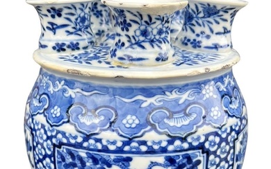 AN UNUSUAL 18TH CENTURY CHINESE PORCELAIN BLUE AND WHITE...