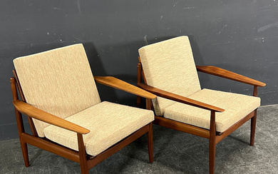 ARNE VODDER. TWO ARMCHAIRS.