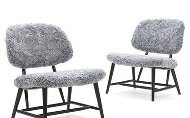 Alf Svensson: “TeVe”. A pair of easy chairs with black lacquered wooden frame. Seat and back upholstered with grey sheepskin. (2)