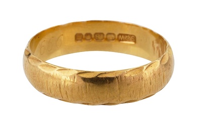 An 18ct gold lady's band