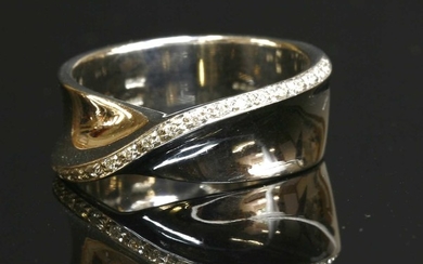 An 18ct white gold diamond set crossover band ring