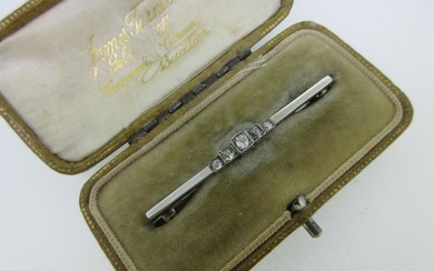 An Art Deco diamond bar brooch