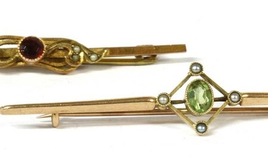 An Edwardian gold peridot and split pearl bar brooch