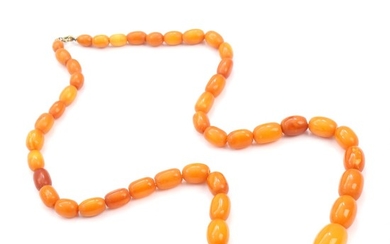 An amber necklace set with numerous polished amber beads. L. 64 cm. Weight app. 44 g.
