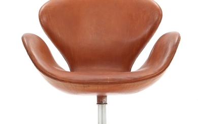 Arne Jacobsen: “Swan Chair”. Swivel chair with profiled frame of aluminium. Upholstered with original brown leather.