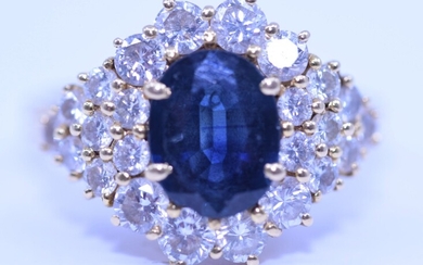 Bague avec Royal bleu saphir de +- 3cts. et 24 brillants +- 1.80ct. couleur: F-G...