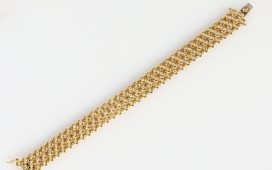 Bracelet ruban en or figurant trois lignes de cercles centrés de diamants totalisant environ 2...