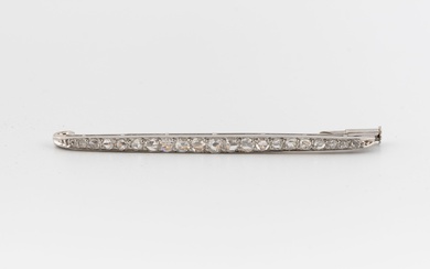 Broche barrette en platine (850) ornée d'une ligne de diamants taillés en rose en serti...