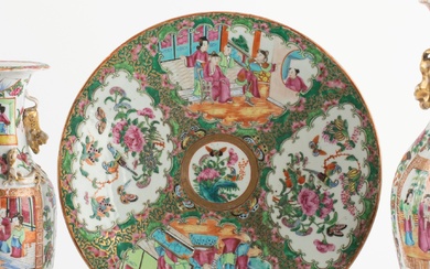 CHINE, Canton Plat rond en porcelaine à décor polychrome de scènes de palais animées en...