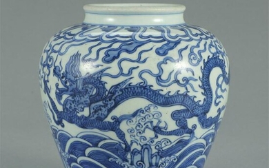 CHINESE BLUE AND WHITE PORCELAIN DRAGON PATTERN JAR