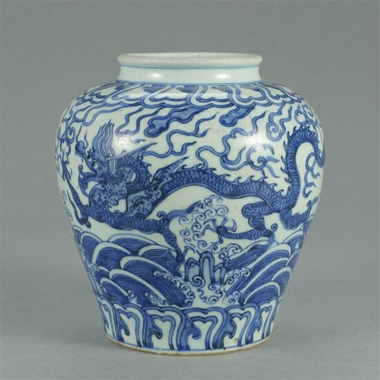 CHINESE BLUE AND WHITE PORCELAIN DRAGON PATTERN JAR