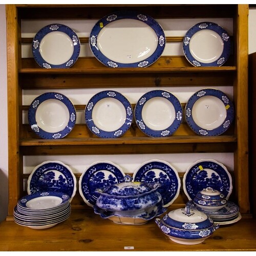 COLLECTION OF BLUE/WHITE PLATES ETC