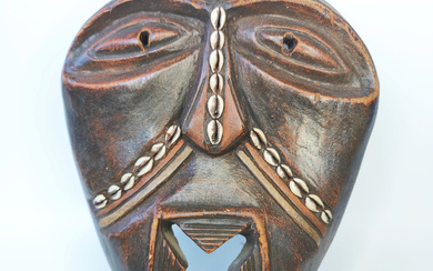 CULTURAL DIVERSITY: WOODEN MASK FROM AFRICA AS AN IMPRESSIVE WALL DECORATION - VINTAGE.