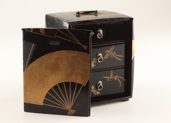 Cabinet - Gold, Lacquer, Silver, Wood - Very fine kodansu 小箪笥 (table cabinet), maki-e designed with fans with auspicious motifs - Japan - Meiji period (1868-1912)