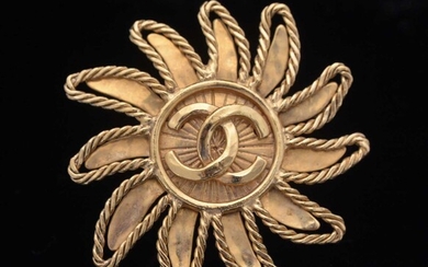 Chanel: gilt metal sun brooch