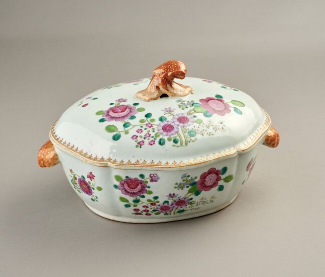 Chine, Compagnie des Indes. Importante soupière couverte en porcelaine polychrome à décor famille rose de...