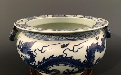 Chinese Blue-White 'Dragon' Container