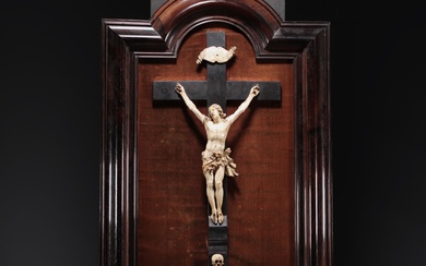 Christ en ivoire du XVIIIe siècle ( attente de Cites) Poids: 3.82 kg Livraison indisponible...