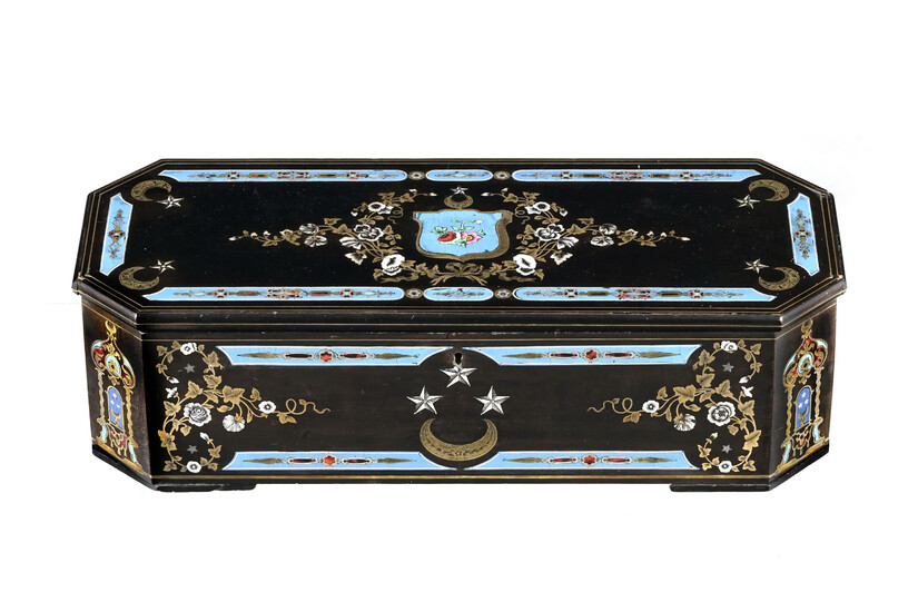 Coffret ottoman en bois, marqueterie de laiton nacre et écaille (notamment), c. 1900, 46,5 x 18 x 13 cm