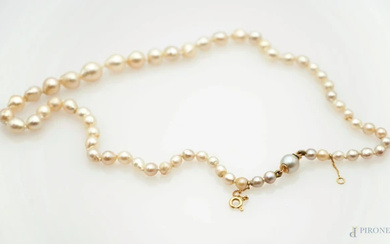 Collana in perle di fiume con chiusura in oro giallo 18 kt, lunghezza cm 46, peso gr. 25,4