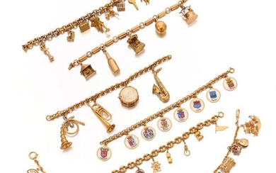 Collection of charm bracelets and a necklace (Collezione di bracciali con pendenti ed una collana)
