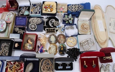 Collection of vintage costume jewellery to include marcasite brooches, paste set brooches, and various costume jewellery