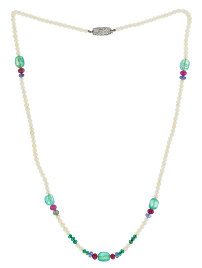 Collier composé de perles de culture blanches alternant des billes d'émeraudes, de rubis et de saphirs, fermoir en or gris pavé de diaman