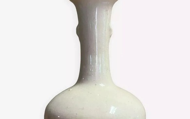 Corée XIXeme Siècle : Vase Bouteille En Porcelaine Blanche émaillée