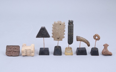Curieux ensemble de huit amulettes et objets ethniques en différents matériaux Long. max. 8 cm....