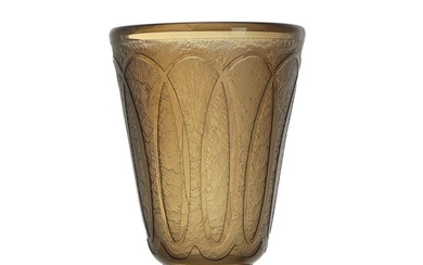 DAUM NANCY Grand vase tronconique évasé en verre fumé, décor géométrique gravé à l’acide sur fond givré. Signature incisée «Daum N...