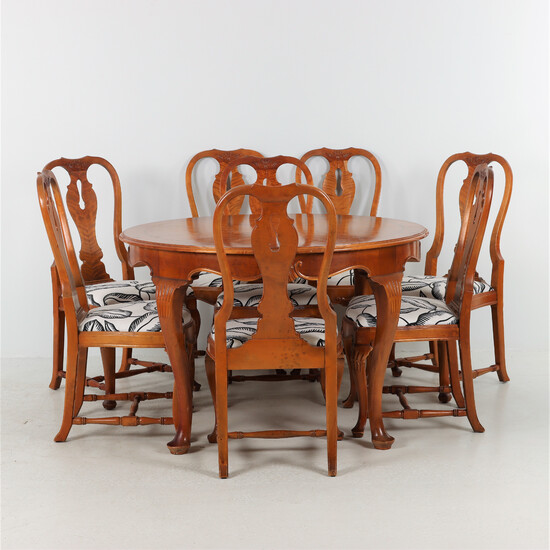 DINING TABLE WITH ADDITIONAL DISCS AND 8 CHAIRS 1920s.