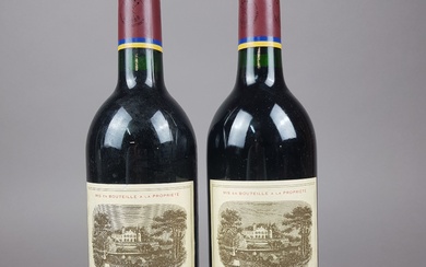 Deux bouteilles de Carruades de Lafite 1992 Pauillac, étiquettes abimées