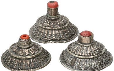 Drie tribaal zilveren haarornamenten met bloedkoraal.
