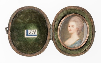 ECOLE FRANCAISE du XVIIIème siècle. Portrait de jeune femme en robe bleue. Miniature en ovale...