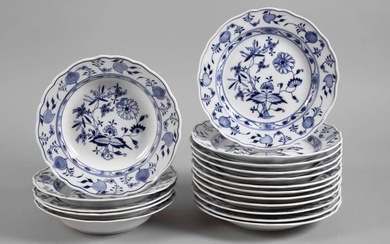 Ensemble d'assiettes Meissen "dessin d'oignon". 17 pièces, marques d'épées bleues sous verre 1860-1945, 1er et...