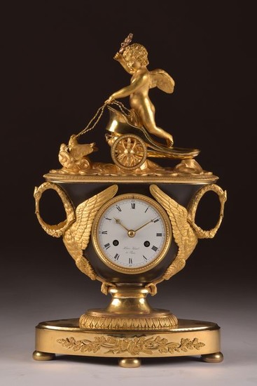 Exclusive and rare Empire vase pendulum with chariot - bronze gilt and patinated - Early 19th century