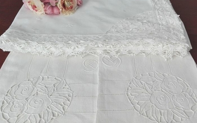 Fabulous lot - Sheet with bobbin lace and manual embroidery + 2 century-old towels in pure linen (3) - 100% cotton sheet and linen towels - Second half 20th century