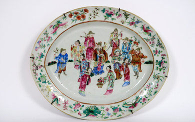 Fairly large oval 19th century Chinese porcelain bowl with a polychrome figural decor - 37,5 x 30,5 ||quite big oval 19th Cent. Chinese dish in porcelain with a polychrome figure decor
