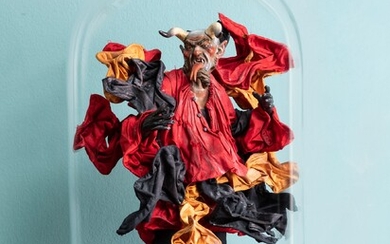 Figura di demone con vesti in seta. XX secolo