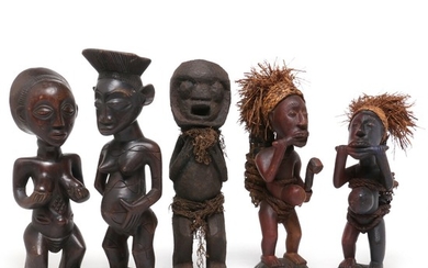 Five ancestor figures of carved patinated wood, some clad with raffia. Mangbetu, Yombe, Luba style etc. H. 35–42 cm. (5)