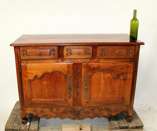 French Provincial buffet bas