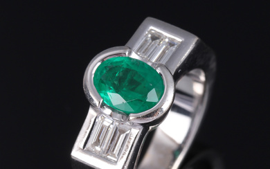 French emerald and diamond ring of 18 kt. white gold - aged approx. 1.52 ct.