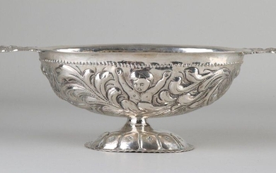 Frisian silver brandy bowl decorated with acanthus leaf and putti gear. Equipped with handles with putti. MT .: unclear, Sneek. ca 1780.26x11.5x8cm. about 244 grams. In good condition