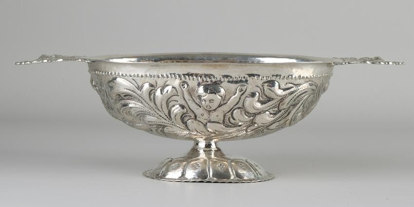 Frisian silver brandy bowl decorated with acanthus leaf
