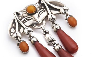 Georg Jensen: An Art Nouveau amber brooch set with oval cabochon and pear-shaped amber, mounted in silver. L. app. 8.5×6.5 cm. Georg Jensen, 1904–8.