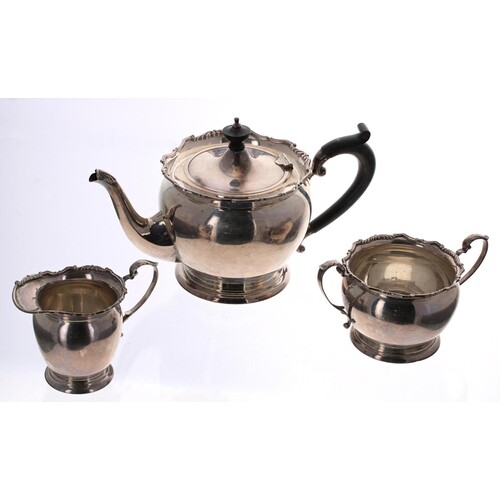 George V silver three piece tea set, comprising bulbous teap...